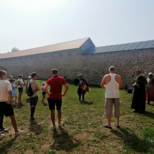 Сотрудники отдела спорта и туризма Сморгонского районного исполнительного комитета посетили экскурсию по историческим руинам Кревского замка, испытали себя в стрельбе из лука и в умении владеть средневековым оружием