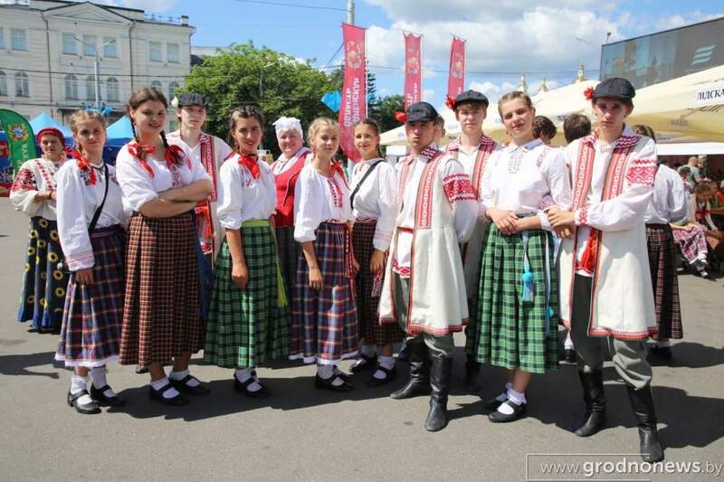 Фольклорный коллектив из Сморгонского района принял участие в X Международном турнире национальных танцев на «Славянском базаре в Витебске» Фольклорный коллектив из Сморгонского района принял участие в X Международном турнире национальных танцев на «Славянском базаре в Витебске»
